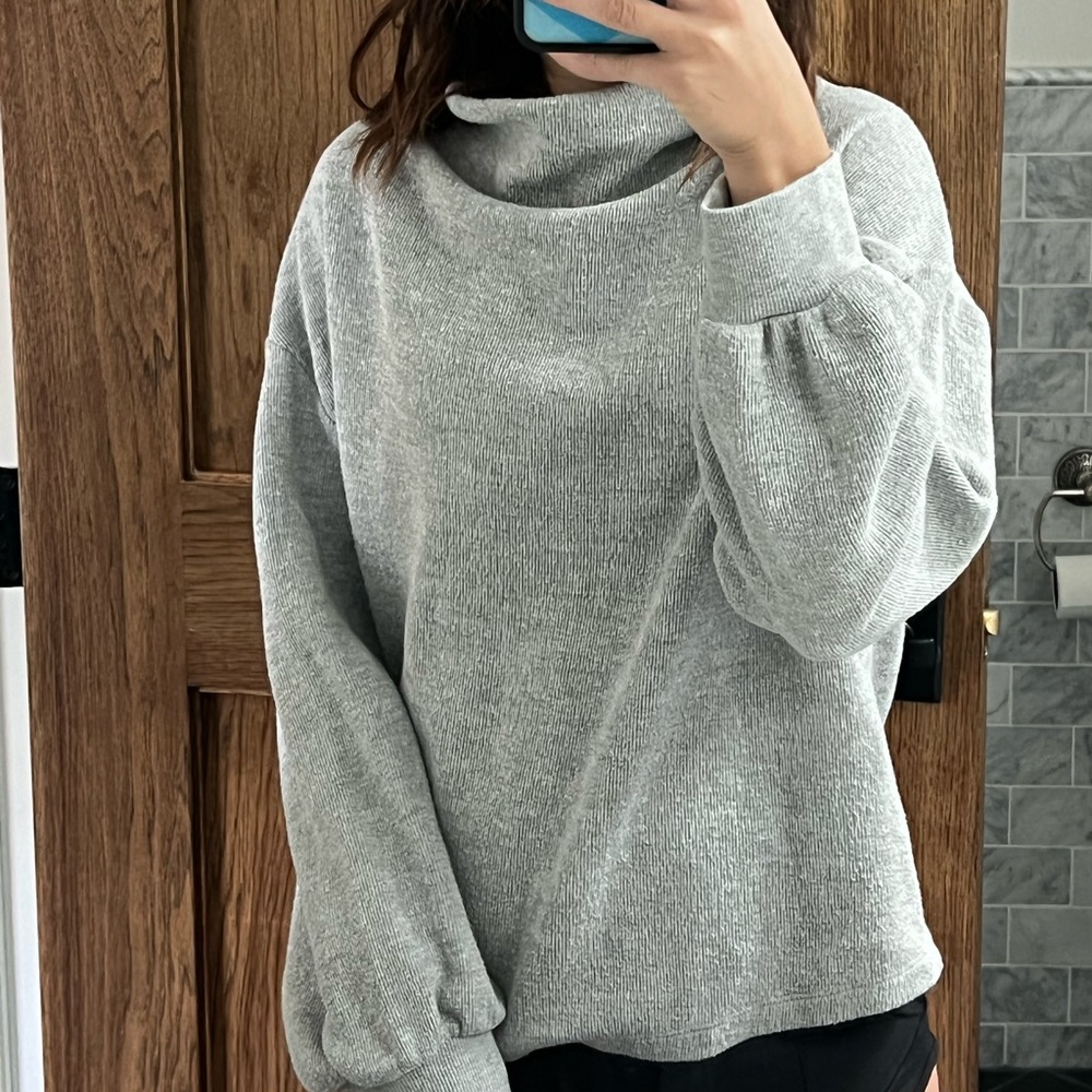 who what wear grey loose turtleneck sweater